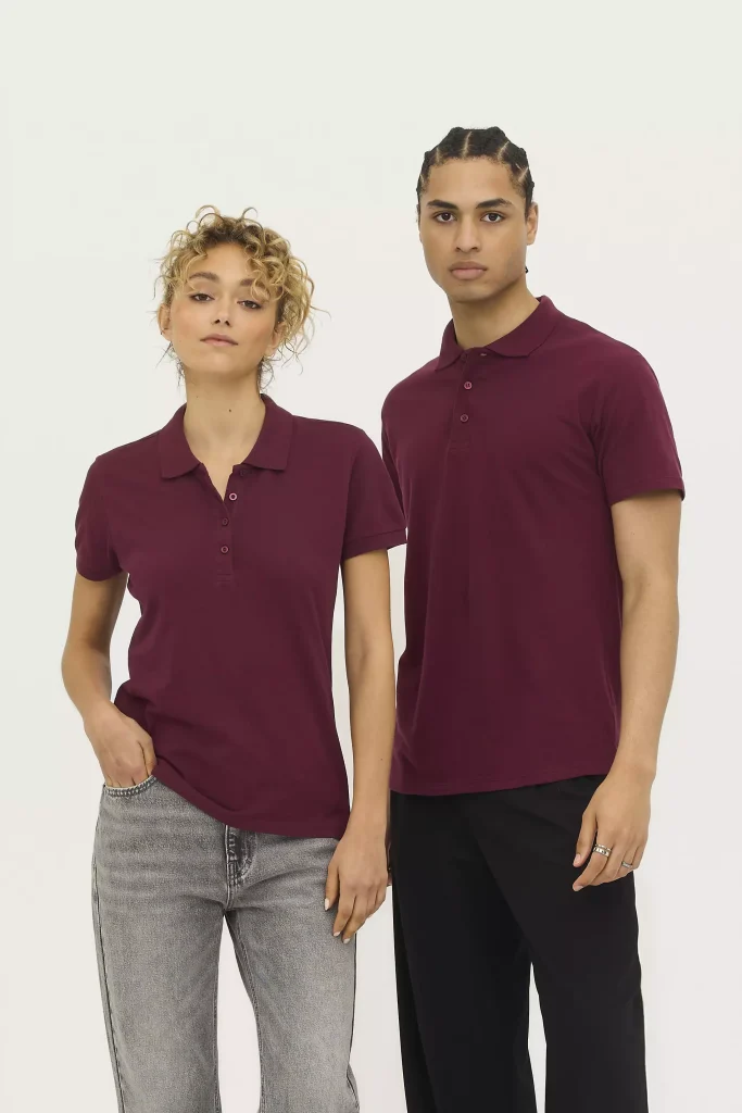 deux mannequins homme et femme avec un polo bordeaux