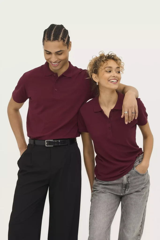 un homme et une femme avec des polos personnalisable