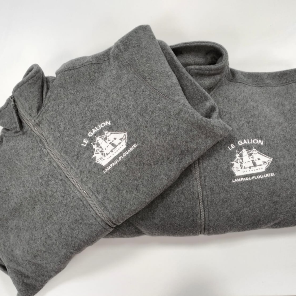 polaire grise brodée