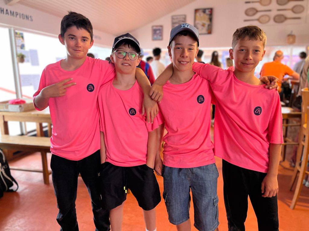 quatre enfants avec un t-shirt rose personnalisable