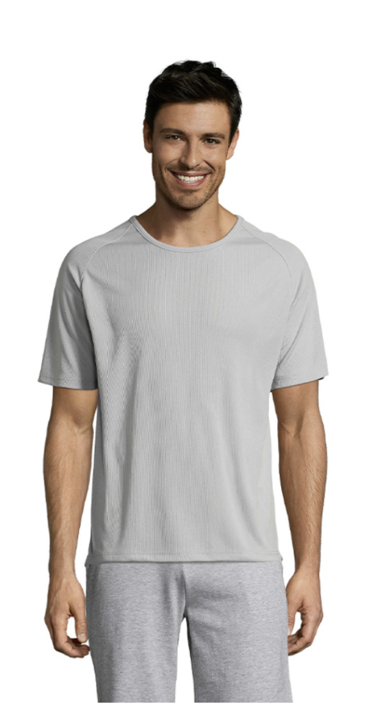 homme souriant portant un t-shirt de sport gris