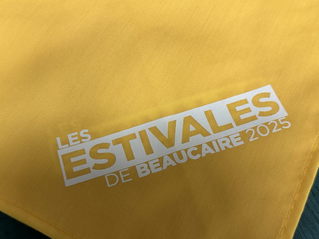 bandana jaune avec une inscription en blanc