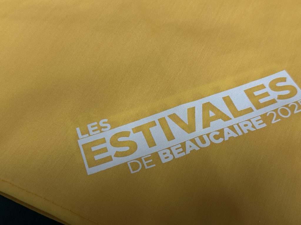 image d'un bandana avec inscrit les estivales de beaucaire 2025