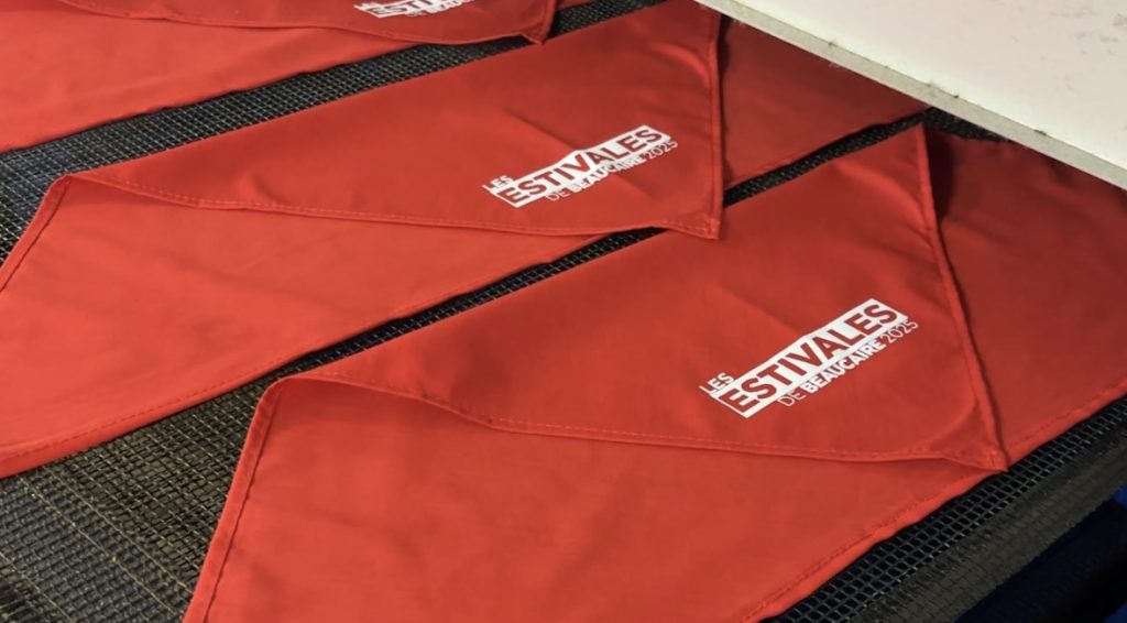 bandana rouge personnalisé avec un logo blanc 
