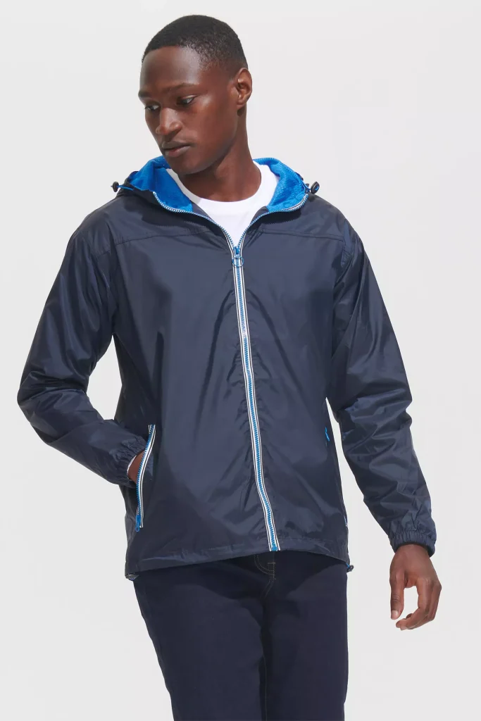une homme habillé avec un coupe-vent bleu marine